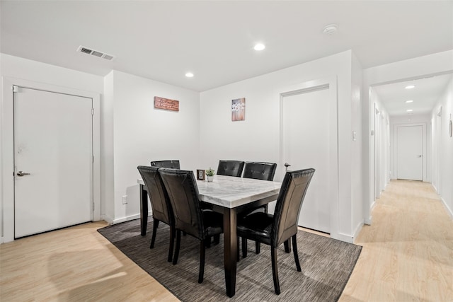 dining space featuring recessed lighting, visible vents, light wood finished floors, and baseboards