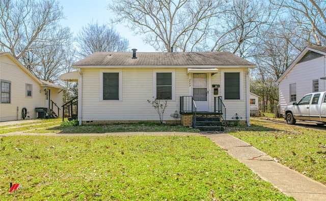 bungalow featuring a front yard