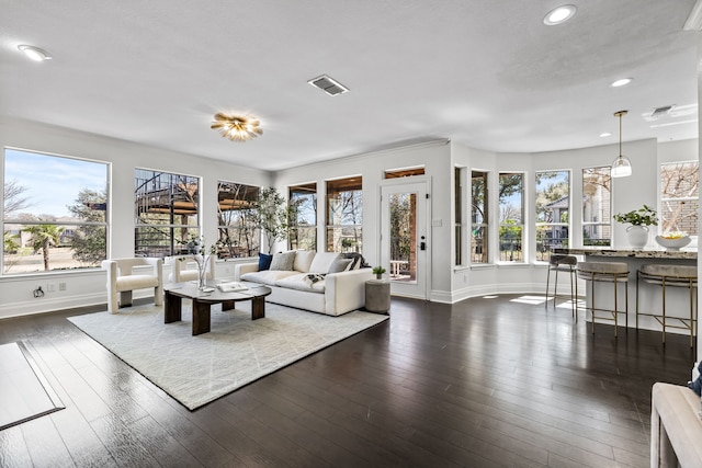 living area with visible vents, recessed lighting, dark wood-type flooring, and baseboards