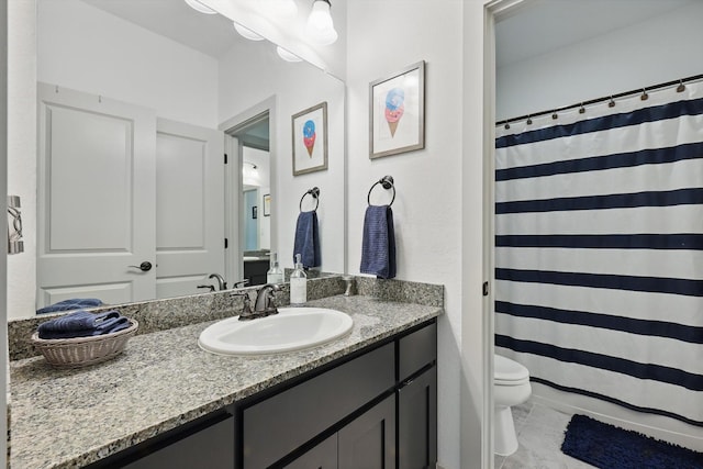 full bath featuring a shower with curtain, toilet, and vanity