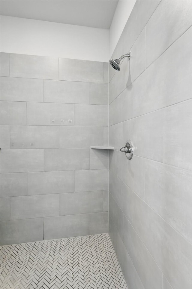 full bathroom featuring tiled shower