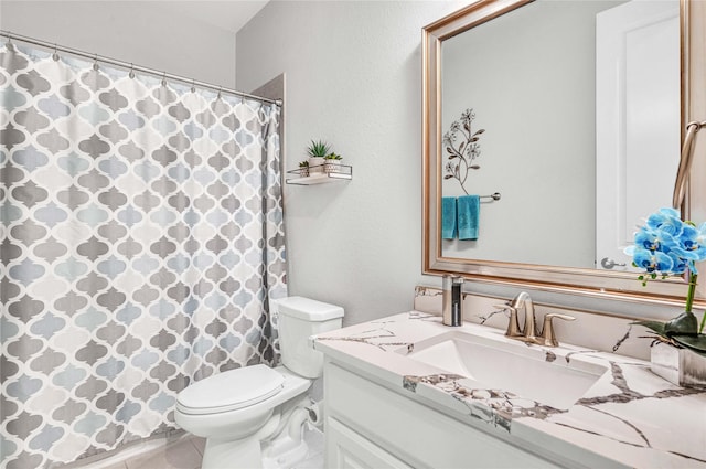 full bathroom with curtained shower, toilet, and vanity