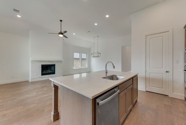 kitchen featuring visible vents, a kitchen island with sink, a sink, dishwasher, and ceiling fan