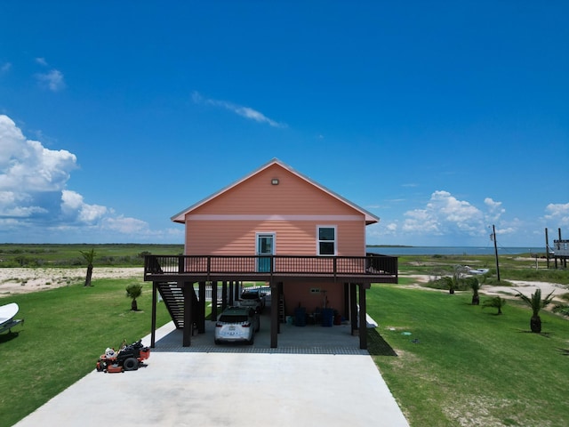 view of side of property with a yard, a carport, and driveway