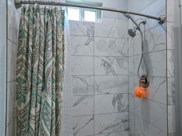 bathroom featuring a tile shower