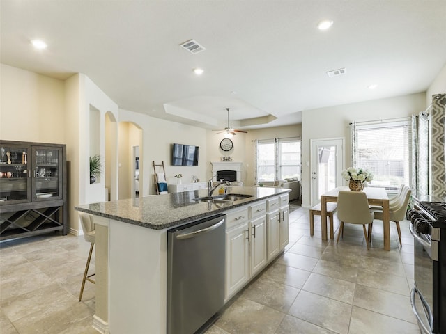 kitchen featuring visible vents, stainless steel appliances, ceiling fan, and a sink