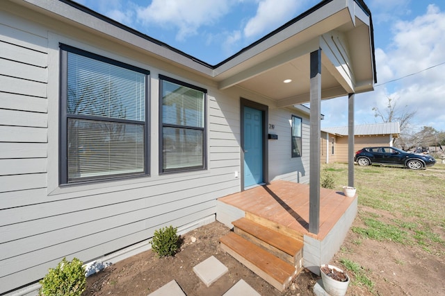 property entrance featuring a lawn