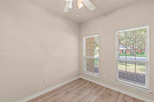 unfurnished room featuring light wood-style flooring, a ceiling fan, and baseboards