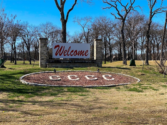 community sign featuring a yard