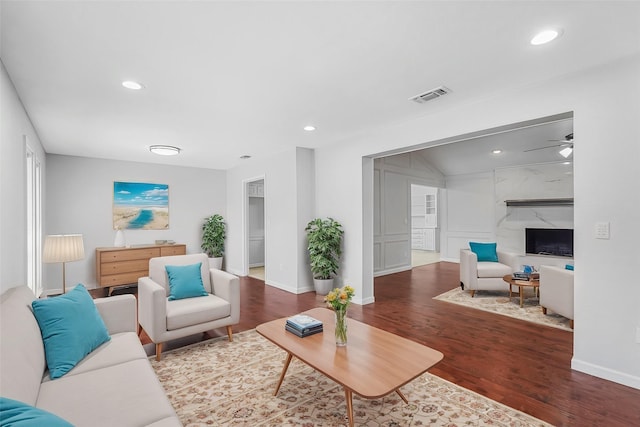 living area featuring wood finished floors, baseboards, visible vents, recessed lighting, and ceiling fan