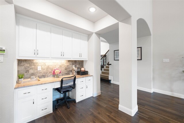 office space with built in desk, arched walkways, baseboards, dark wood-type flooring, and recessed lighting