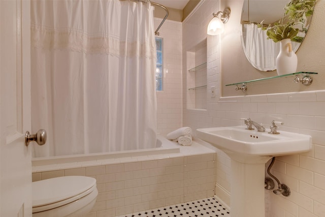 1311 Cedar Hill Ave, Dallas, TX 75208 - full bath featuring tiled shower / bath, toilet, and tile walls