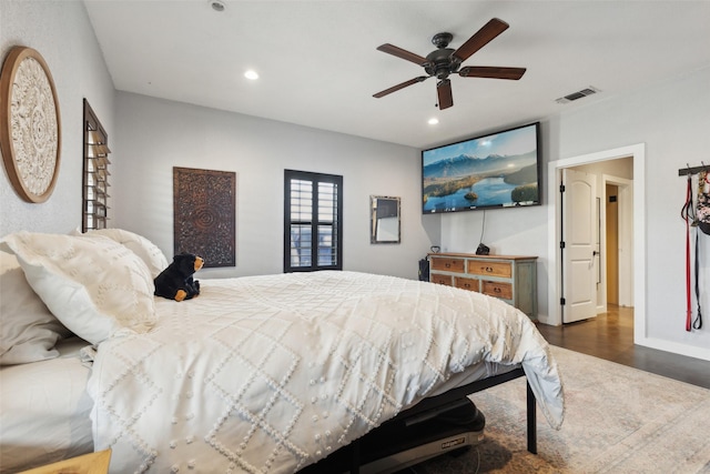 bedroom featuring visible vents, baseboards, recessed lighting, dark wood-style floors, and a ceiling fan