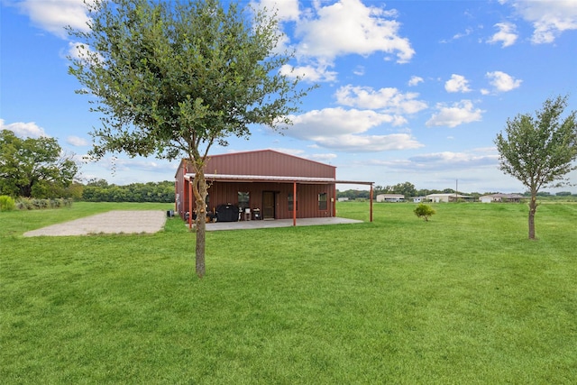 view of yard featuring an outdoor structure and a pole building