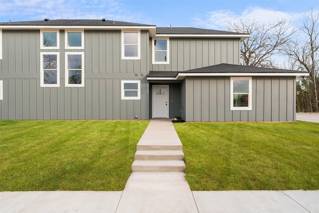 view of front facade with a front lawn