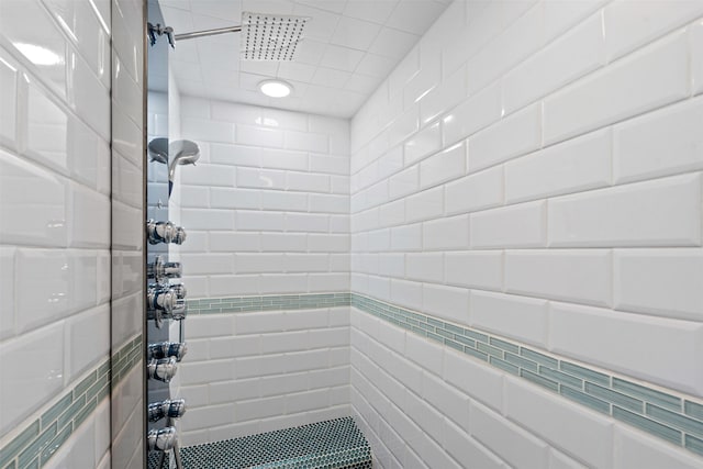 bathroom featuring tiled shower