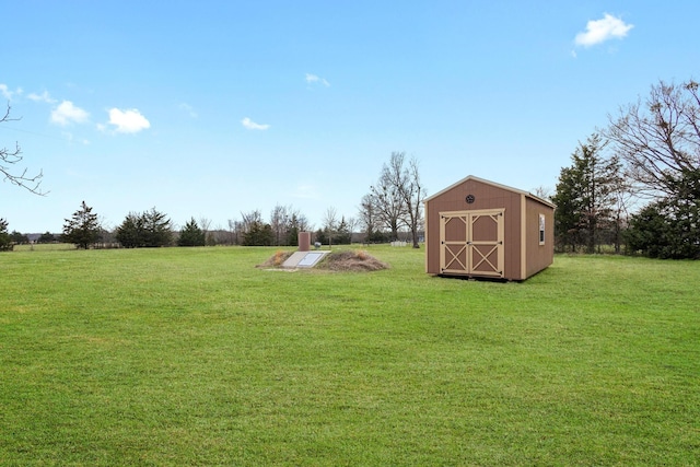 view of yard featuring an outdoor structure and a shed