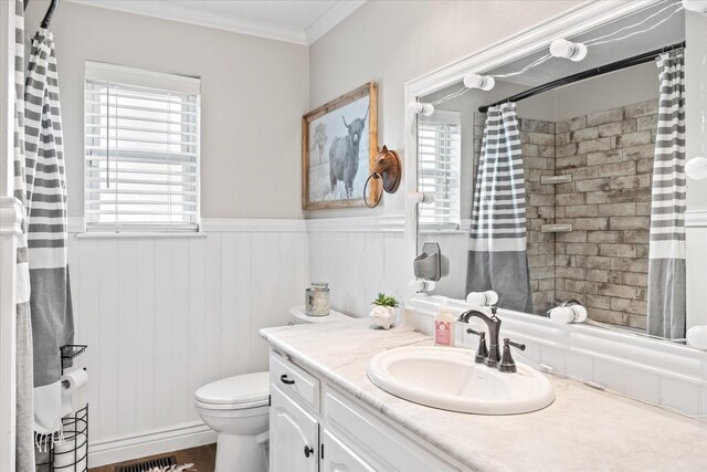 full bath with curtained shower, crown molding, a wainscoted wall, toilet, and vanity