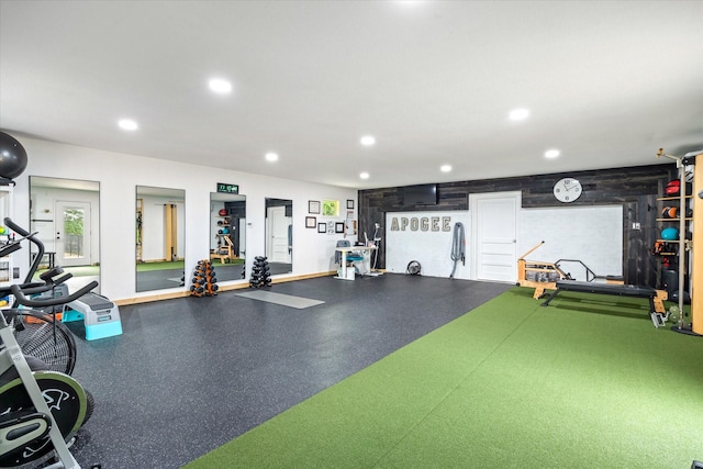 gym featuring recessed lighting