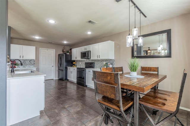 dining space with visible vents, recessed lighting, and baseboards