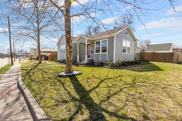 view of front of home featuring a front lawn and fence