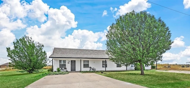 ranch-style home featuring a front yard
