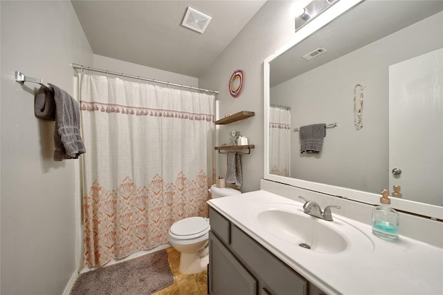 full bathroom featuring a shower with shower curtain, visible vents, toilet, and vanity