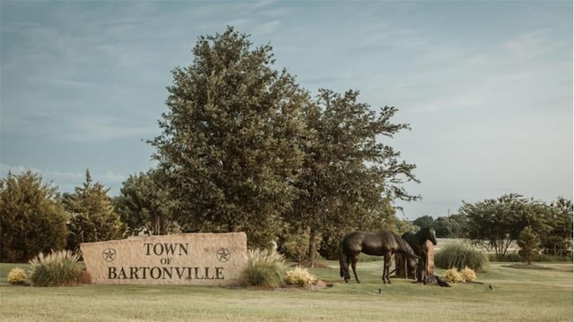 community sign featuring a yard