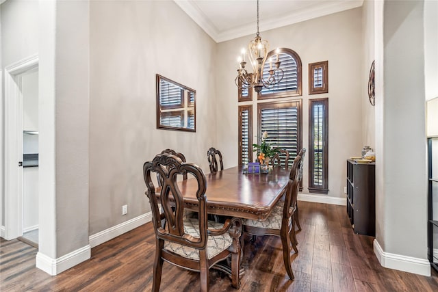 dining space featuring crown molding, a notable chandelier, dark wood-style floors, and baseboards