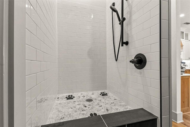 full bathroom featuring a tile shower