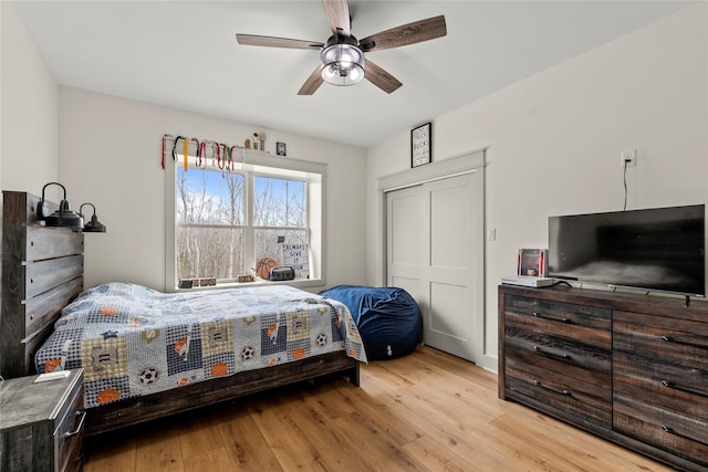 bedroom featuring a ceiling fan, wood finished floors, and a closet