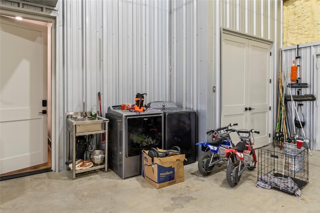 garage featuring washing machine and clothes dryer
