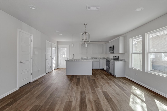 1405 S Freeway Freeway, Fort Worth, TX 76104 - kitchen featuring a sink, dark wood-type flooring, visible vents, baseboards, and appliances with stainless steel finishes