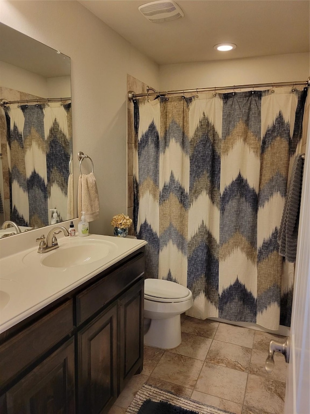 full bath featuring toilet, vanity, a shower with shower curtain, and visible vents
