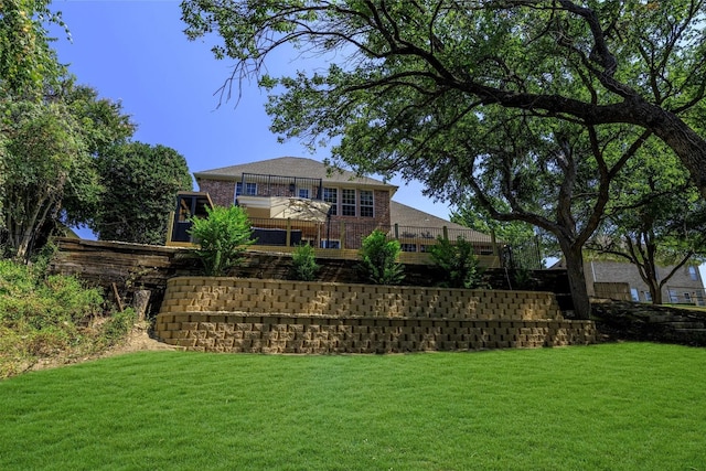 view of green lawn