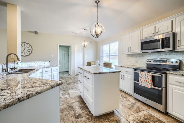 2710 Chalmers Ct, Rockwall, TX 75032 - kitchen with stainless steel appliances, a sink, a center island, a chandelier, and backsplash