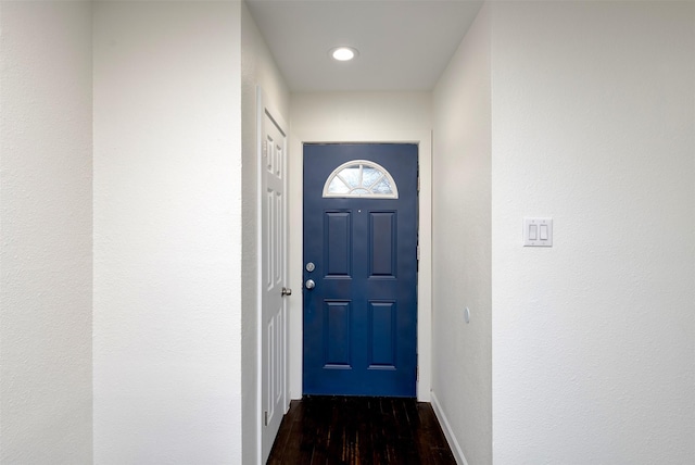 entryway featuring recessed lighting, baseboards, and dark wood-style flooring