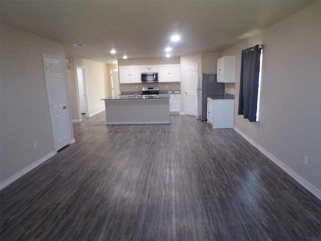 18287 County Road 4001, Mabank, TX 75147 - kitchen featuring stainless steel appliances, open floor plan, baseboards, dark countertops, and recessed lighting