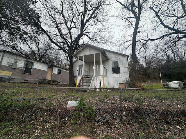 view of front of property with a fenced front yard