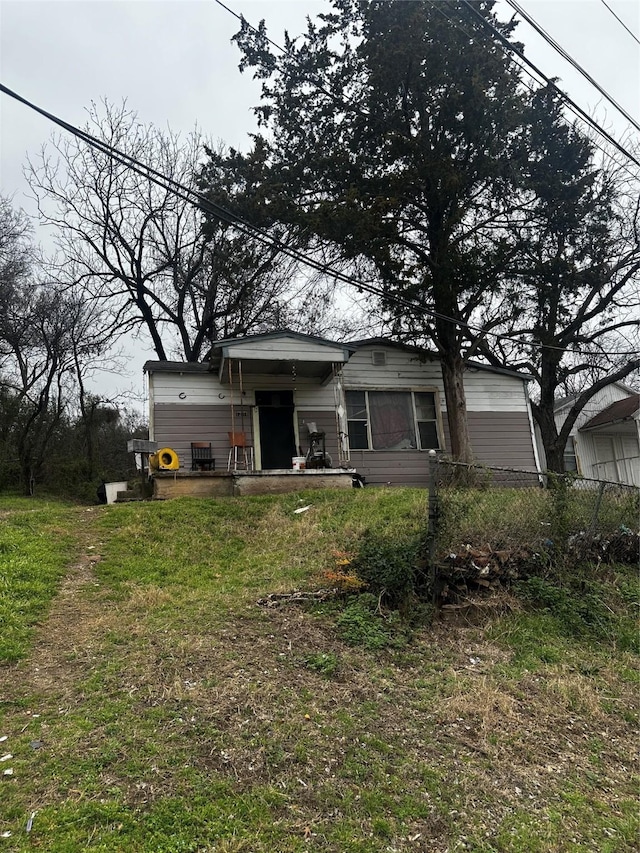 view of front facade featuring fence
