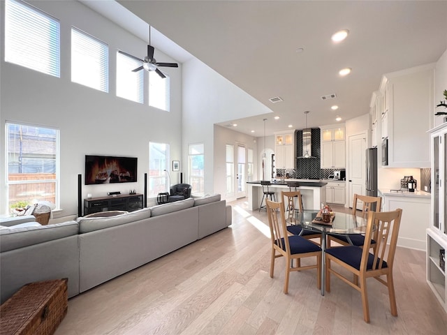 dining area featuring recessed lighting, visible vents, light wood-style floors, and a ceiling fan