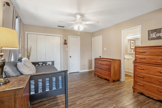 736 Wildwood Trl, Holly Lake Ranch, TX 75765 - bedroom featuring wood finished floors, a closet, a ceiling fan, connected bathroom, and baseboards
