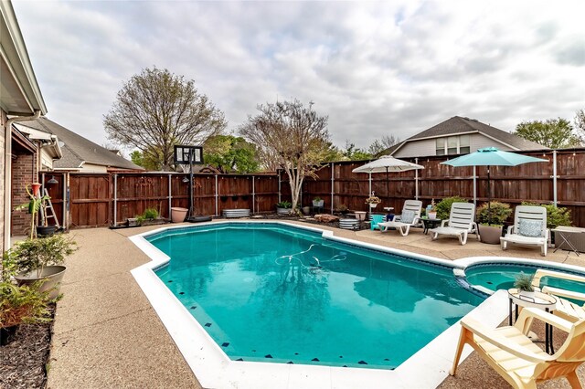 296 Ashwood Ln, Sunnyvale, TX 75182 - view of pool with a patio, a fenced backyard, and a pool with connected hot tub