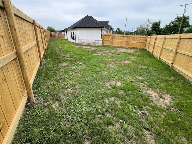 view of yard featuring a fenced backyard