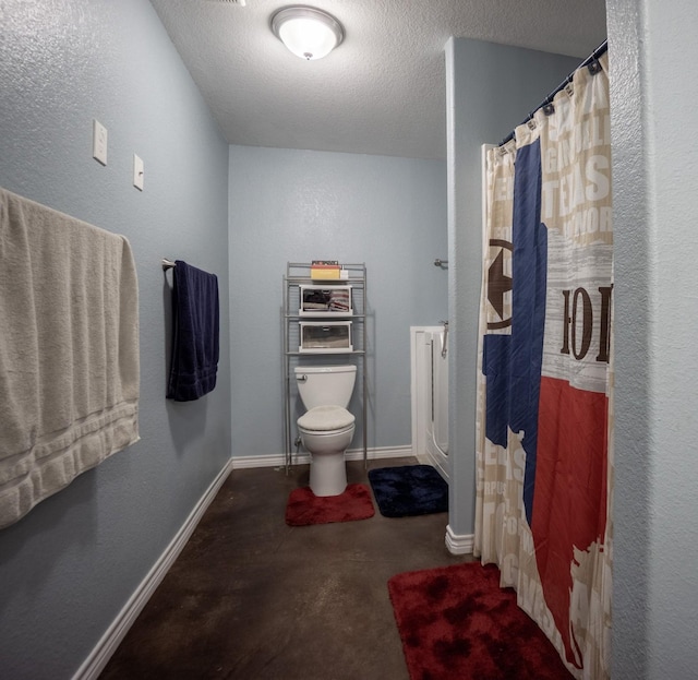 full bath featuring baseboards, toilet, a shower with shower curtain, concrete flooring, and a textured ceiling