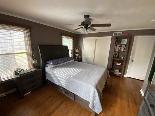 1704 S Houston St, Kaufman, TX 75142 - bedroom featuring wood finished floors, crown molding, and ceiling fan