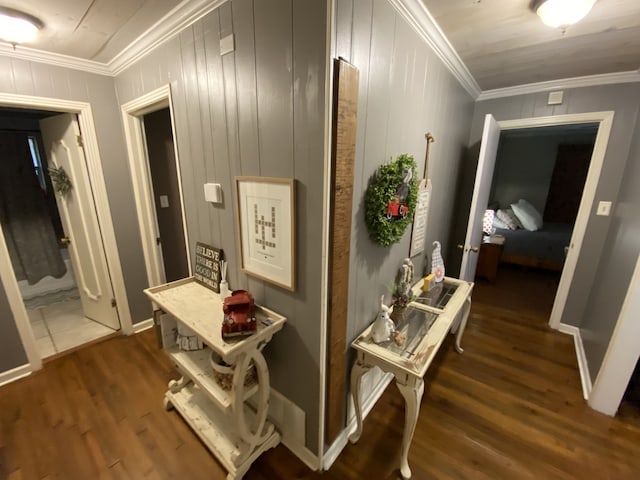 1704 S Houston St, Kaufman, TX 75142 - hallway featuring wood finished floors and crown molding