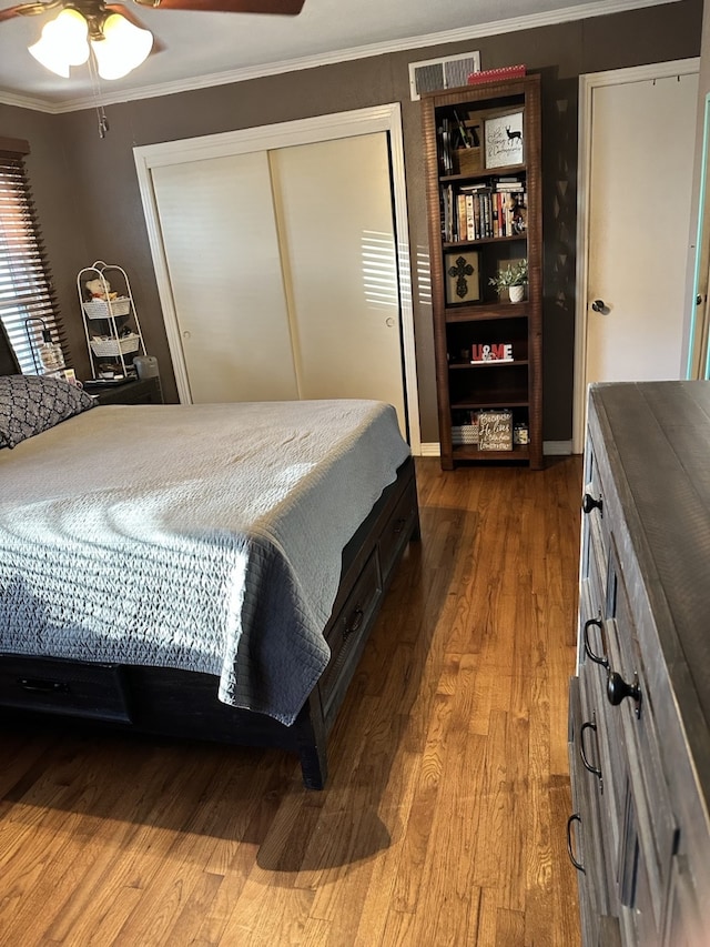 1704 S Houston St, Kaufman, TX 75142 - bedroom featuring crown molding, wood finished floors, a closet, and a ceiling fan