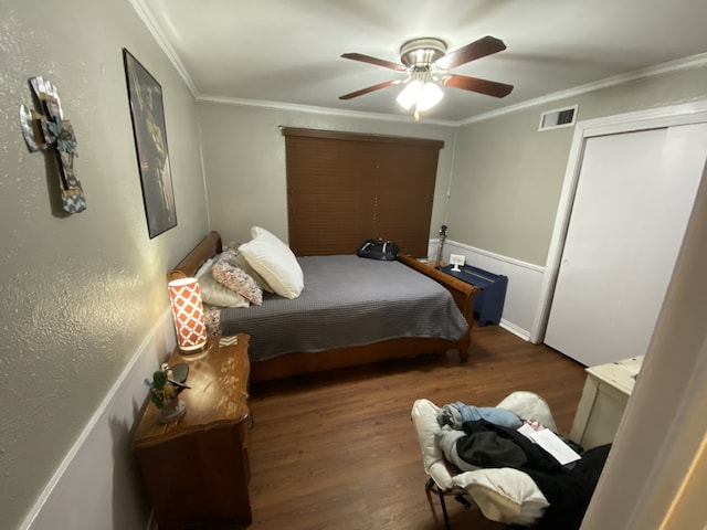 1704 S Houston St, Kaufman, TX 75142 - bedroom with wood finished floors, crown molding, and a ceiling fan