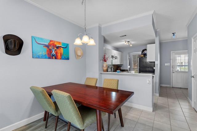 dining area featuring visible vents, baseboards, and crown molding